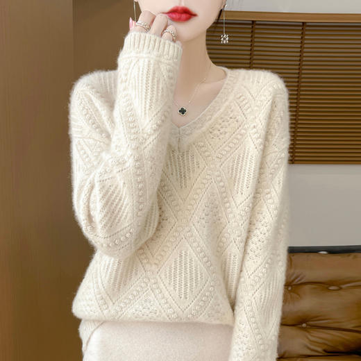 <有书独家>佰威斯利新年春节V领镂空时尚针织打底衫女新款春秋内搭洋气大码女装秋冬毛衣90-200 商品图2