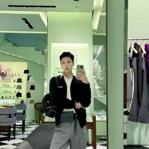 普拉达25s新款中号再生尼龙单肩包包包采用再生尼龙Re-Nylon材质和皮革细节装饰（HH） 商品图7