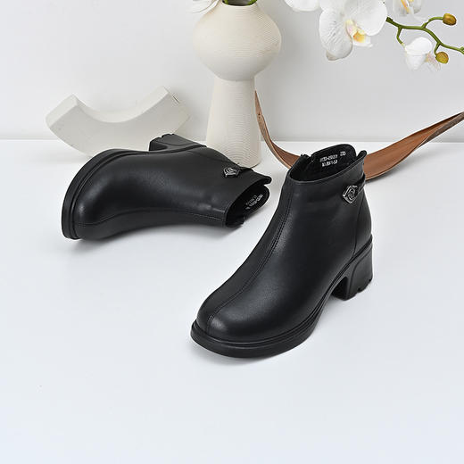 经典鲨2024冬季新款百搭圆头加绒侧拉链低粗跟通勤短筒靴女KW233-D58221 商品图3