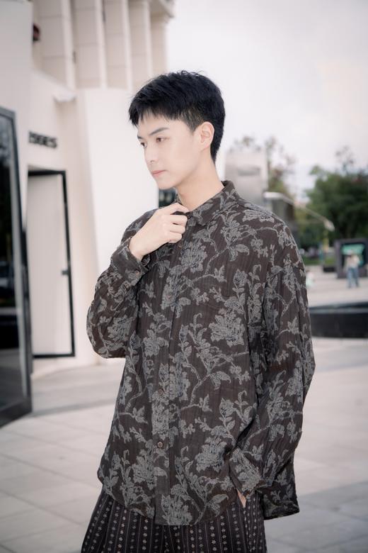 S433521170复古褶皱肌理长袖衬衫 商品图0