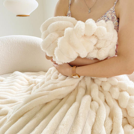 【双面立体绒条毛毯】南通实地湖源案颜值巨高的 仿兔毛牛奶绒面料，柔软紧密触感顺滑实用耐用，不掉毛不起球，无静电可机洗采用先进技术，能够一秒发热，一秒即暖 一毯多用，当午休毯、沙发毯、床上盖毯 商品图1