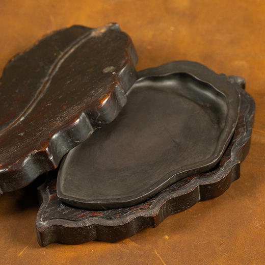 近代 “曾三”铭树叶形老坑端砚（楠木砚盒） 商品图1