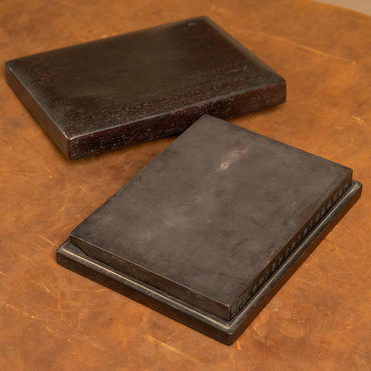 清 “瞿鸿機”铭云纹老坑平板端砚（红木砚盒） 商品图3