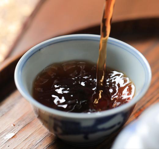 【倩倩直播间八周年纪念茶】茶频道&文源茶业 联合定制金孔雀普洱茶  2024年普洱生茶  2020年普洱熟茶   357g/饼 商品图3