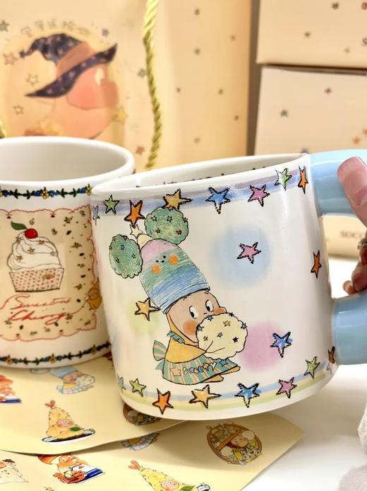 【送礼首选】礼盒包装现货，速抢，超萌原创插画星星人系列陶瓷马克杯550ml超大容量，15款大家族集齐了，原创设计正版授权❗可代写贺卡下单备注~ 附赠星星人插画贴纸，治愈可爱 商品图8