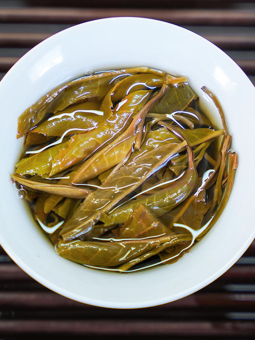 新品上新【困鹿山散茶】2020年头春困鹿山古茶园核心茶地大古树鲜叶，26号茶农李应芝家大古树茶，250克/罐 拍5罐发6罐 商品图3