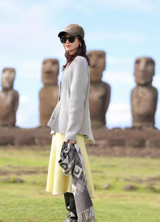 1129-3 圆正小众 MS月亮提花 炒鸡细腻双面羊毛呢 情侣同款 长围巾 商品图3