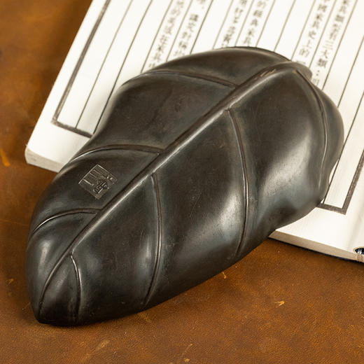 近代 “曾三”铭树叶形老坑端砚（楠木砚盒） 商品图0