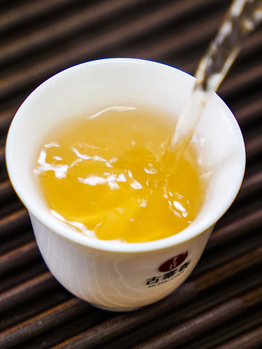 新品上新【困鹿山散茶】2020年头春困鹿山古茶园核心茶地大古树鲜叶，26号茶农李应芝家大古树茶，250克/罐 拍5罐发6罐 商品图4