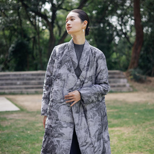 绽放旅行女装869朵/95白鹅绒冬季新中式水墨提花中长款国风羽绒服 商品图3