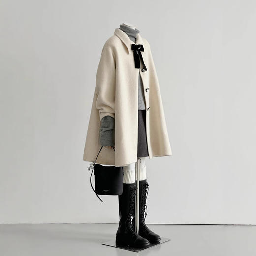 【冬日千金感】2024新款精致时尚斗篷白色卓雅风蝴蝶结小个子毛呢大衣 商品图0