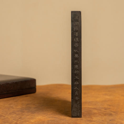 清 “瞿鸿機”铭云纹老坑平板端砚（红木砚盒） 商品图4