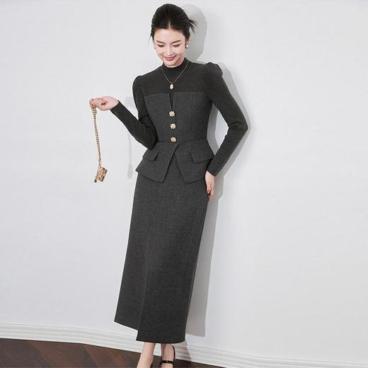 【高货wl】全新升级【铂金会员441/天猫599/差价158】(04703) 洛诗琳法式优雅三粒镶钻花朵装饰扣开衩半身裙秋冬两件套 商品图2