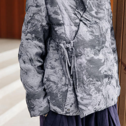 绽放旅行女装866朵/95白鹅绒冬季新中式水墨提花鹅绒短款羽绒服 商品图3