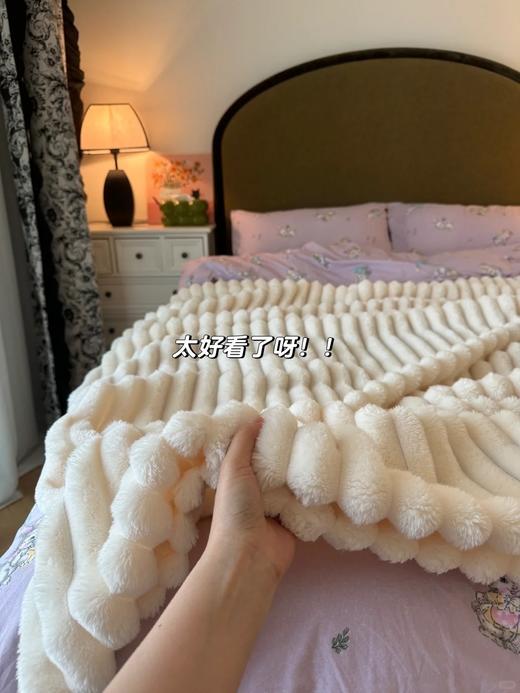 【双面立体绒条毛毯】南通实地湖源案颜值巨高的 仿兔毛牛奶绒面料，柔软紧密触感顺滑实用耐用，不掉毛不起球，无静电可机洗采用先进技术，能够一秒发热，一秒即暖 一毯多用，当午休毯、沙发毯、床上盖毯 商品图4