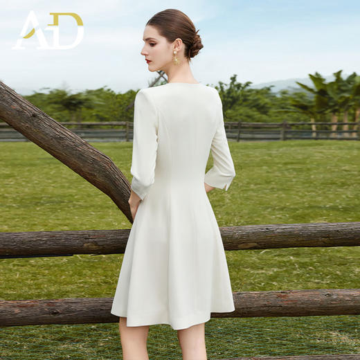 AD职场通勤米色圆领连衣裙女气质中长款大摆a字裙单排纽扣西装裙 商品图4