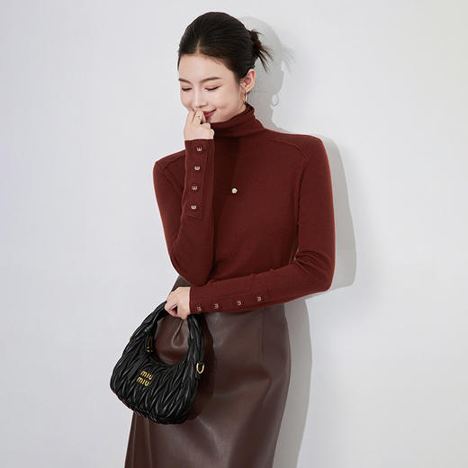 【高货wl】全新升级【铂金会员183/天猫249/差价66】(04939) 洛诗琳简约百搭修身显瘦上衣高级感一粒金属花朵扣针织衫 商品图0
