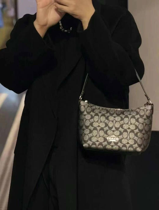¥ 1050🇺🇸黑五折扣 Coach新款 Zip bag 小饺子包 上班通勤好搭子，小号“流浪包”上班通勤炒鸡方便，容量可观，东西随便装！ 商品图5