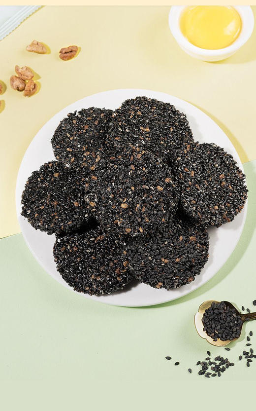 芝麻饼不但健康营养而且好吃，
黑芝麻的香、蜂蜜的甘甜、鸡蛋的鲜美，杂糅其中，再配以15%以上的山核桃仁，酥脆醇香，每一次入口，都是理想中的体验，好吃又养人，是一款超棒的食养“黑零食”。 商品图5