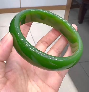 和田玉-碧玉阳绿-精品宽版手镯 商品图0