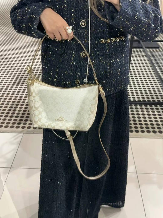 ¥ 1050🇺🇸黑五折扣 Coach新款 Zip bag 小饺子包 上班通勤好搭子，小号“流浪包”上班通勤炒鸡方便，容量可观，东西随便装！ 商品图0