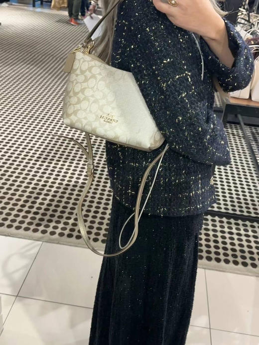 ¥ 1050🇺🇸黑五折扣 Coach新款 Zip bag 小饺子包 上班通勤好搭子，小号“流浪包”上班通勤炒鸡方便，容量可观，东西随便装！ 商品图2