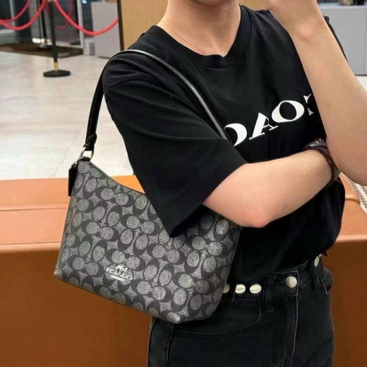 ¥ 1050🇺🇸黑五折扣 Coach新款 Zip bag 小饺子包 上班通勤好搭子，小号“流浪包”上班通勤炒鸡方便，容量可观，东西随便装！ 商品图4