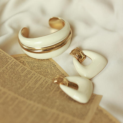 【赵丽颖同款】Art Nouveau新艺术时期 | 奥斯白色珐琅耳圈三件套 商品图6