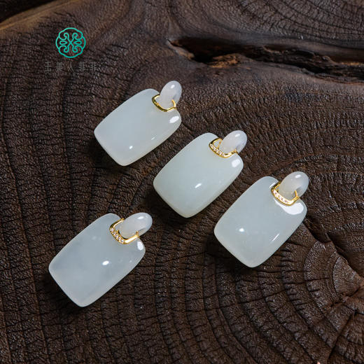 玉美人菲菲#18K和田玉无事牌吊坠约15*20mm/多样性发一 商品图0