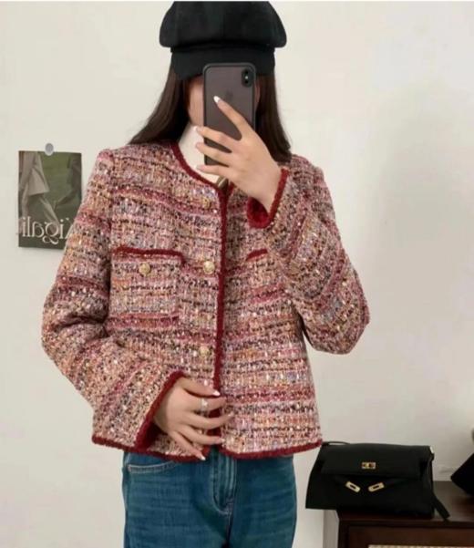 【Avann 羊毛粗花呢小香风羽绒服外套】🌞颜值与实力并存！👏上身就是气血很足的美！👍 ✅绵羊毛粗纺粗花呢，🔥混纺金银丝及亮片，自带光泽感，😎手感柔软有筋骨，尽显柔韧之美 商品图1