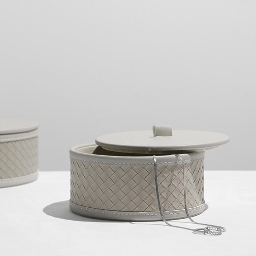 【米色/咖色】娜家皮质圆形编织纹储物盒 商品图3