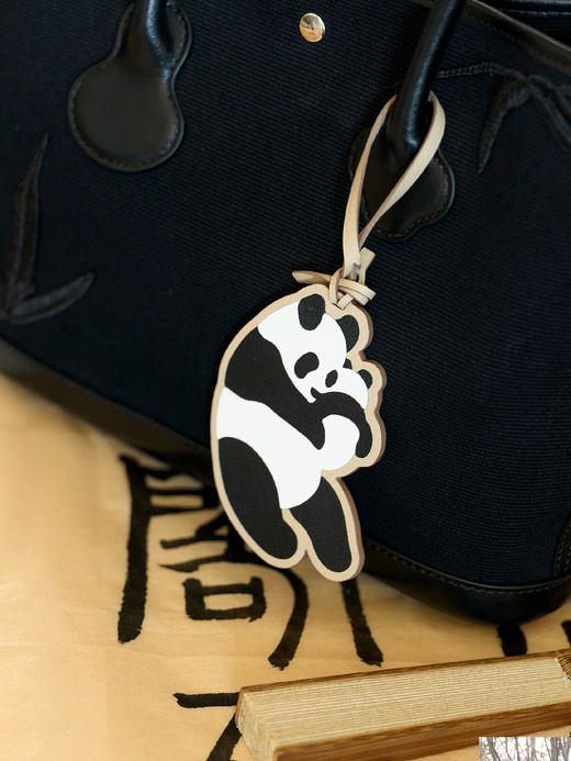 熊猫有福 曦游记成都展限定 柔软皮质挂件 山林曦照 商品图1