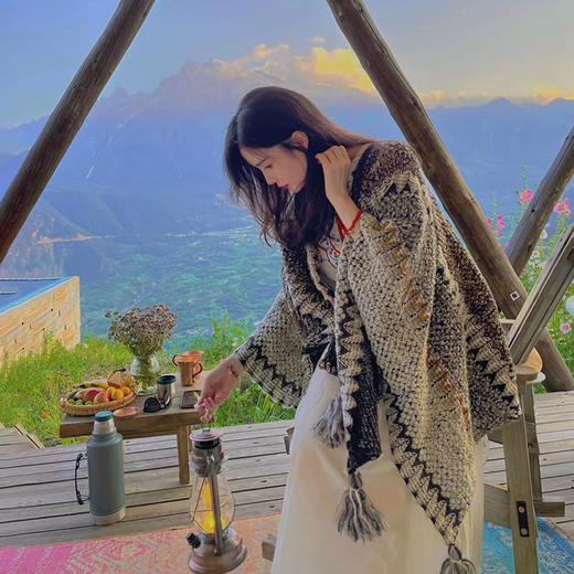 【明星同款披肩女；谁穿都好看！】文艺范十足的民族风披肩，穿上它，仿佛走入丽江大理的童话世界；时尚围巾，让你不再为搭配烦恼！ 商品图7