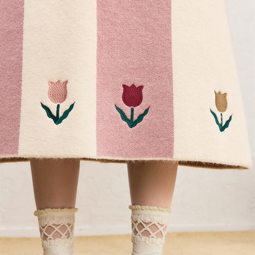 两三事 恋恋郁香 2024冬季新款甜美郁金香绣花拼色针织半身裙长裙 商品图3