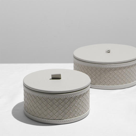 【米色/咖色】娜家皮质圆形编织纹储物盒 商品图1