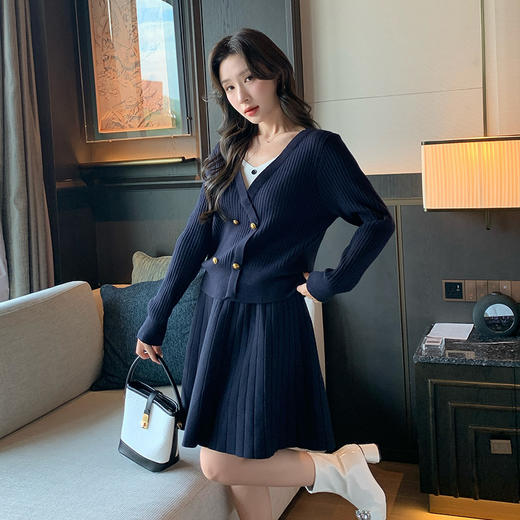 奢姿大码女装2024冬季减龄学院风针织两件套胖妹妹V领时尚套装9844991891 商品图1