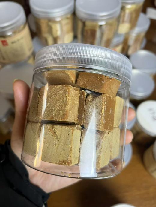 【产地直发—边城拾味手工红糖】源自西双版纳傣家手工红糖，精心培育每一根甘蔗，好甘蔗才有好红糖。经手工熬制，甜而不腻，保留了甘蔗原汁原味的清香！ 商品图7