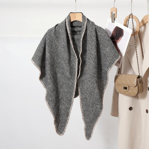 【暖心相伴，时尚不凡】格纹围巾，温暖相伴，亲密无间。适用多场合，经典保暖的高级感设计，不仅适合女生和学生，情侣也必备！ 商品图4