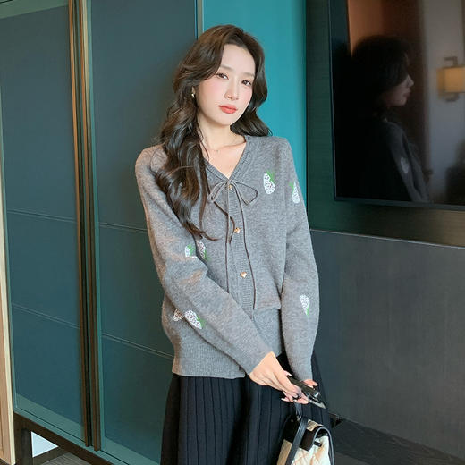 奢姿2024年冬季新款大码女装减龄V领上衣胖妹妹系绳蝴蝶结针织衫9844353680 商品图0