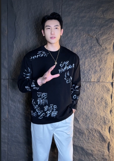 T480早春新款圆领长袖高级感涂鸦印花情侣T恤百搭宽松男女上衣