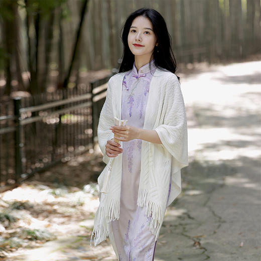 【清新文艺风斗篷围巾】春夏必备，中式清新文艺风奶白色披肩，镂空流苏设计别致精美，百搭米色柔软薄款透气，好看又实用！ 商品图2