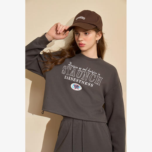 美式复古经典圆领字母印花短款卫衣女秋冬落肩袖套头卫衣V3642592 商品图3