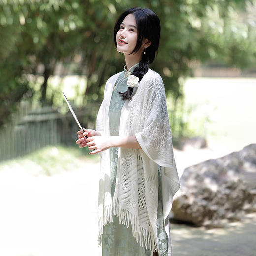 【清新文艺风斗篷围巾】春夏必备，中式清新文艺风奶白色披肩，镂空流苏设计别致精美，百搭米色柔软薄款透气，好看又实用！ 商品图1
