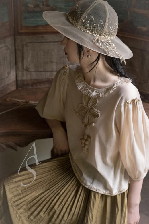 Sugri 裸色古董珠绣圆顶网纱帽 商品图1