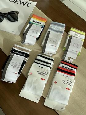 Lulu袜子一年四季的时尚单品绝对少不了它袜子虽然是必须品，但是整体的造型搭配也很重要（CO）