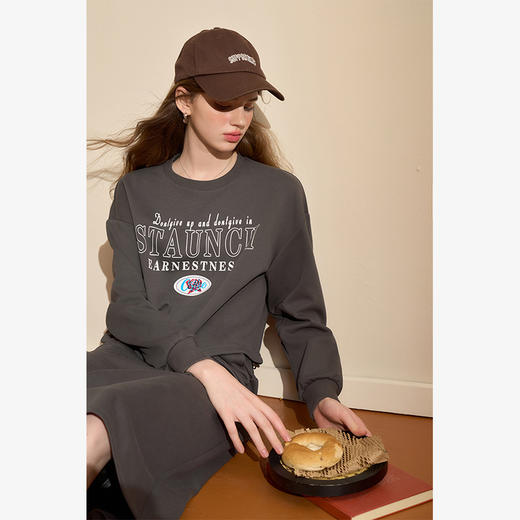 美式复古经典圆领字母印花短款卫衣女秋冬落肩袖套头卫衣V3642592 商品图0