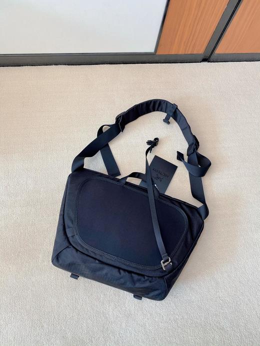 点此购买 始祖鸟男女款多功能斜挎邮差包 sz 305001 商品图11