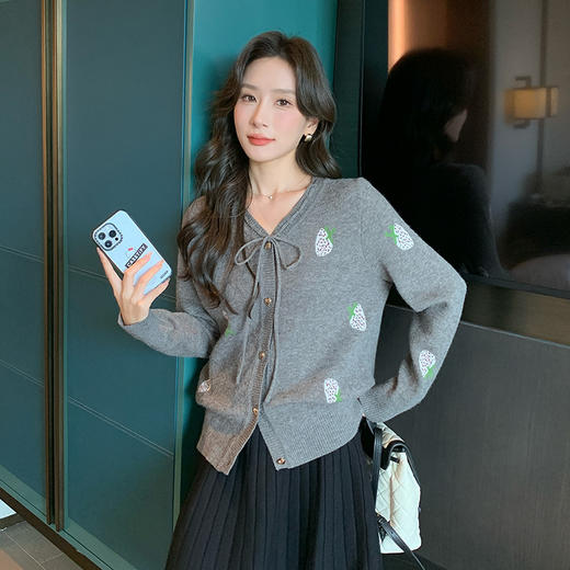 奢姿2024年冬季新款大码女装减龄V领上衣胖妹妹系绳蝴蝶结针织衫9844353680 商品图1