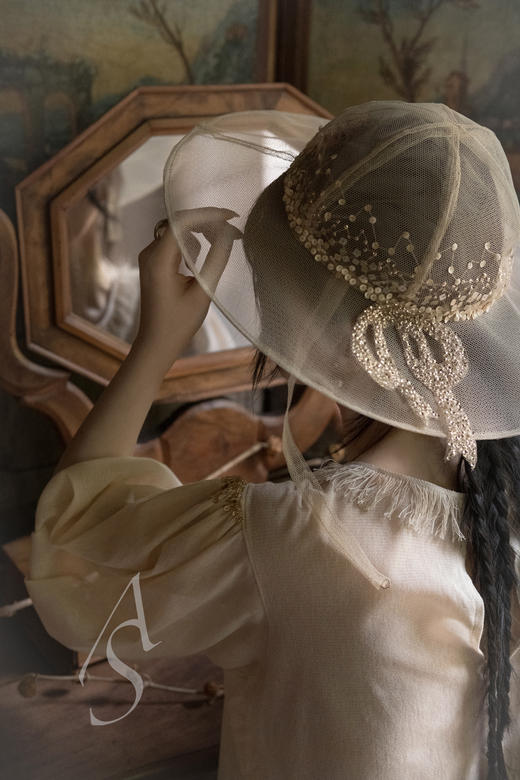 Sugri 裸色古董珠绣圆顶网纱帽 商品图0