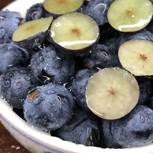 【抚仙湖蓝莓】用全国水质好的抚仙湖水灌溉的，长出的蓝莓水灵饱满，汁多肉甜，果皮厚厚，其中的花青素和维生素含量超高，爱护眼睛就多吃蓝莓！！ 商品图2